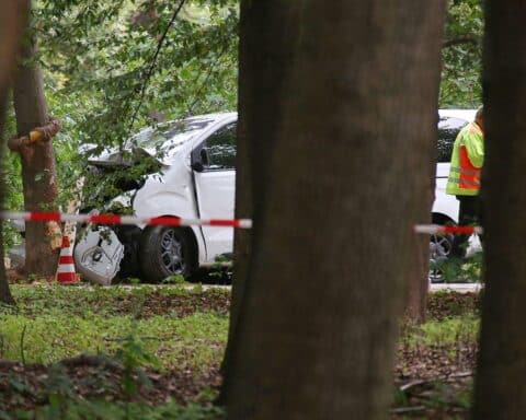 Polizeitatenort nach Anschlag beim CSD: Ermittler am Schauplatz, Kleintransporter und verletzte feiern im Tiergarten.