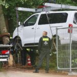 Polizeibereich am Tatort nach Todesfahrt beim CSD im Berliner Tiergarten, Einsatzkräfte und verletzte Menschen.