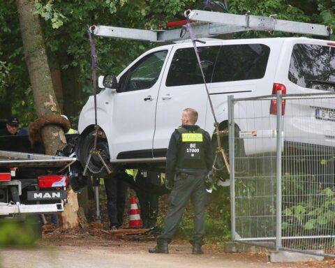 Polizeibereich am Tatort nach Todesfahrt beim CSD im Berliner Tiergarten, Einsatzkräfte und verletzte Menschen.