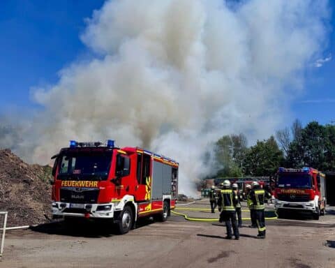 Feuerwehr im Einsatz in Hagener Kompostierungsanlage, Löscharbeiten wegen Brand von Grün- und Strauchschnitt.