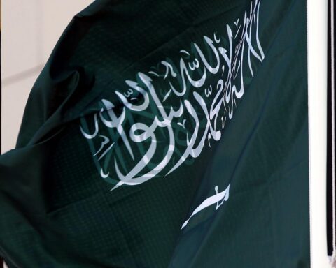 Saudi-arabische Flagge im Archiv; Hintergrund: Raketenangriff auf Saudi-Arabien durch Huthi-Rebellen.
