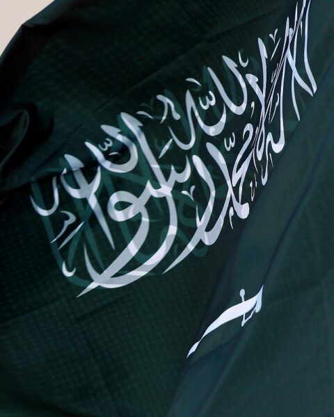 Saudi-arabische Flagge im Archiv; Hintergrund: Raketenangriff auf Saudi-Arabien durch Huthi-Rebellen.
