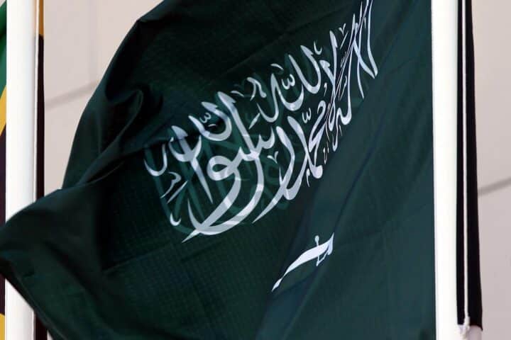 Saudi-arabische Flagge im Archiv; Hintergrund: Raketenangriff auf Saudi-Arabien durch Huthi-Rebellen.
