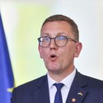 Kristen Michal bei Pressekonferenz, betont EU- und NATO-Zukunft für Ukraine und Verteidigungsausgaben.
