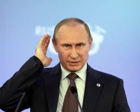 Wladimir Putin im Archivfoto, daneben Estlands Außenminister Margus Tsahkna, Thema: Friedensverhandlungen.