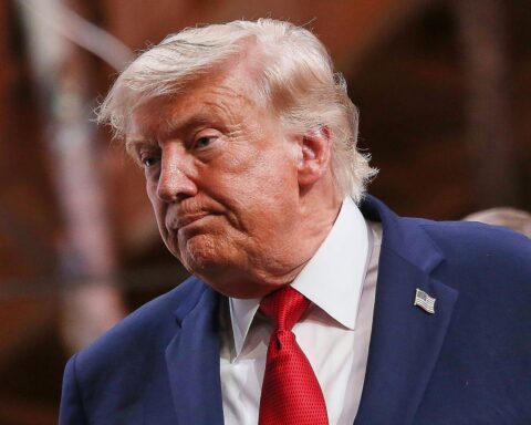 Donald Trump und Estlands Außenminister Tsahkna im Kontext gescheiterter US-Russland-Verhandlungen.