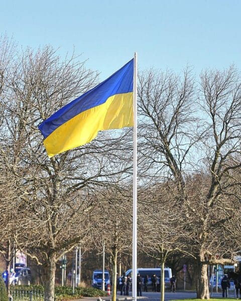 Fahnen Deutschlands, der Ukraine und der EU im Archiv: europäische Raketenabwehrkoalition angekündigt.