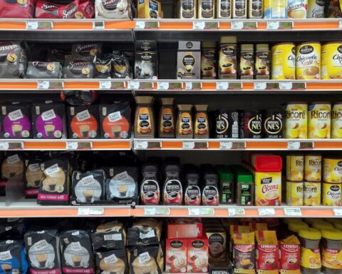 Kaffee und Tee im Supermarkt, symbolisieren täglich steigende Preise und Inflationsentwicklung.