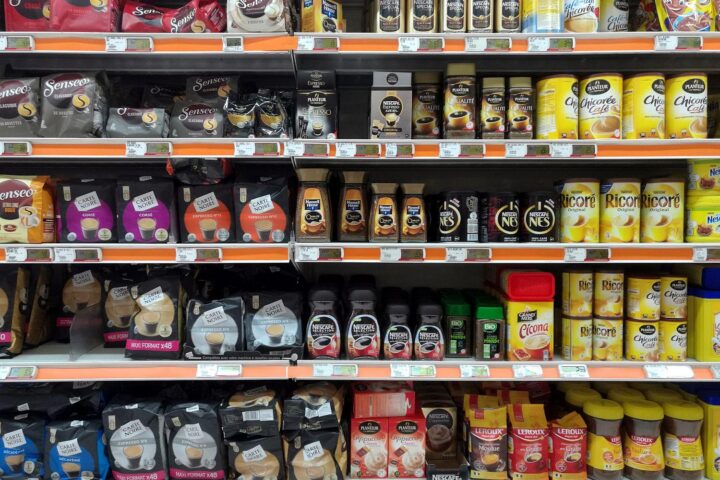 Kaffee und Tee im Supermarkt, symbolisieren täglich steigende Preise und Inflationsentwicklung.