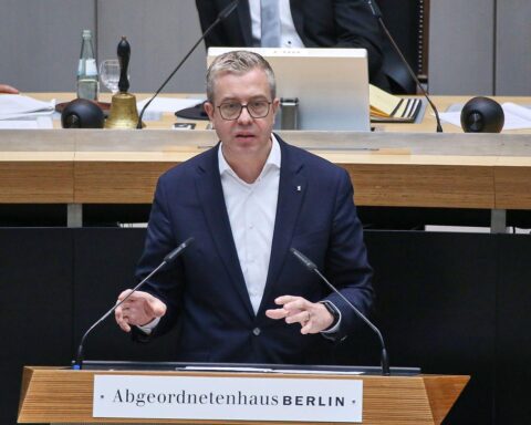 Stefan Evers (Archiv) spricht über Krisen-Lagezentrum, Stromschutz und Maßnahmen gegen Müll und Brände.