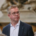 Stefan Evers, CDU-Spitzenkandidat, vor dem Berliner Hintergrund, bezieht Stellung zum CSD-Anschlag und Islamismus.