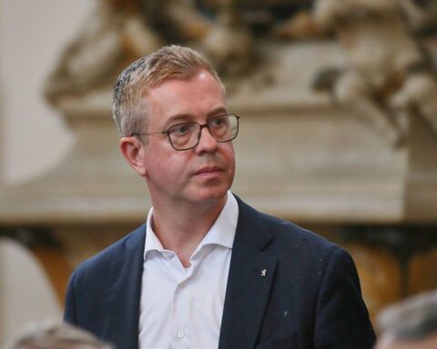 Stefan Evers, CDU-Spitzenkandidat, vor dem Berliner Hintergrund, bezieht Stellung zum CSD-Anschlag und Islamismus.