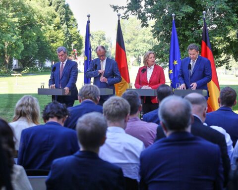 Peter Bofinger kritisiert Steuerentlastungen, fordert Investitionsanreize und lobt staatliche Wohnungsbaugesellschaft.