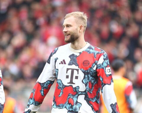 Konrad Laimer im Bayern-Trikot, lächelnd im Stadion, Archivfoto, Vertragsverlängerung bis 2029.