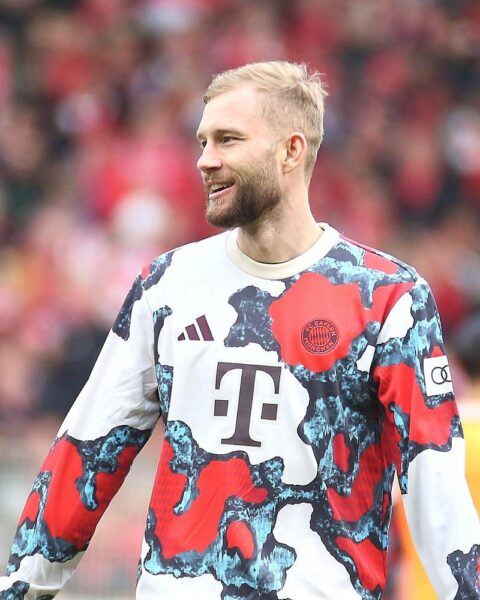 Konrad Laimer im Bayern-Trikot, lächelnd im Stadion, Archivfoto, Vertragsverlängerung bis 2029.