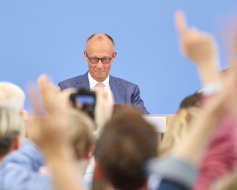 Friedrich Merz bei der Sommerpressekonferenz, kritisiert von FDP und Linken, verabschiedet sich in die Sommerpause.