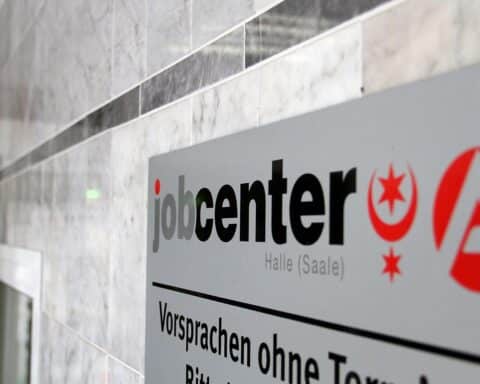 Jobcenter mit Menschen, die Arbeitsplätze suchen, symbolisiert Fachkräftemangel in Sachsen-Anhalt.