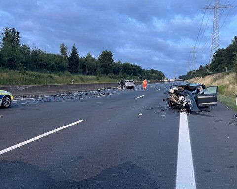 Schwerer Verkehrsunfall auf Autobahn 7: Falschfahrer kollidiert frontal mit anderem Fahrzeug.