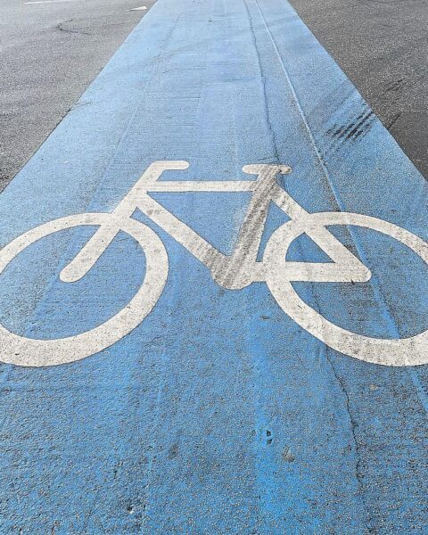 Kölner Fahrradweg am Hohenzollernring, viele Radfahrer (Archivfoto), steigender Radverkehr trotz Sperrung der Deutzer Brücke.