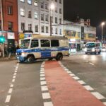Berliner Polizei im Einsatz, mehrere Beamte bei Durchsuchungen in der Stadt, Ermittlungen nach Schuss- und Einbruchsdelikten.
