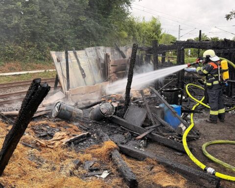 Feuerwehr löscht Brand in Hühnerstall und Holzunterstand, 50 Einsatzkräfte vor Ort.
