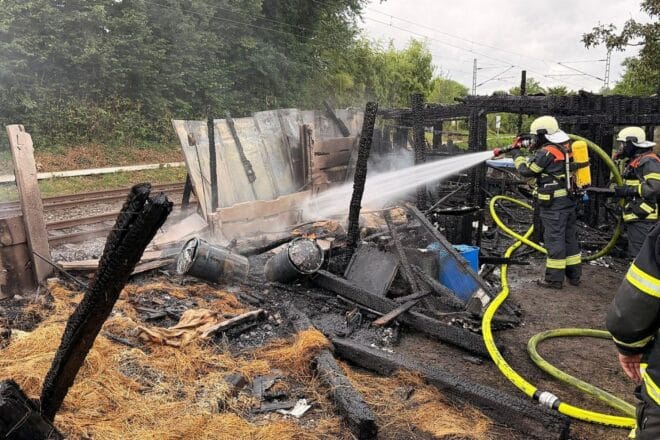 Feuer in Horneburg: Gartenschuppen und Hühnerstall brennen nieder, Feuerwehr rettet 40 Hühner
