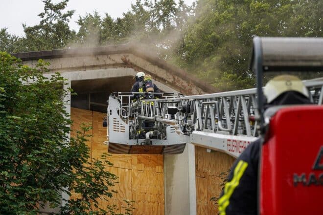 Feuer in ehemaligem Schulgebäude in Bochum gelöscht