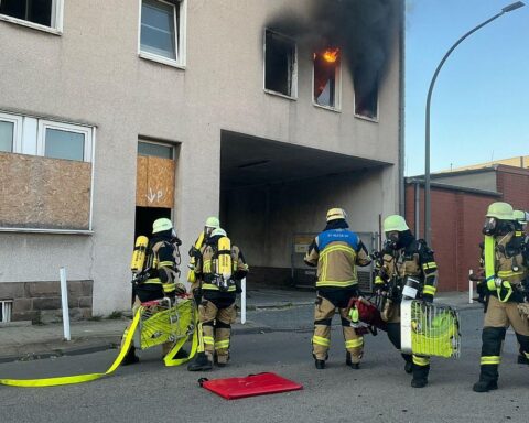 Feuer in einem leerstehenden Gebäude: Vollbrand im ersten Obergeschoss, Feuerwehr Essen löscht Rauch und Flammen.