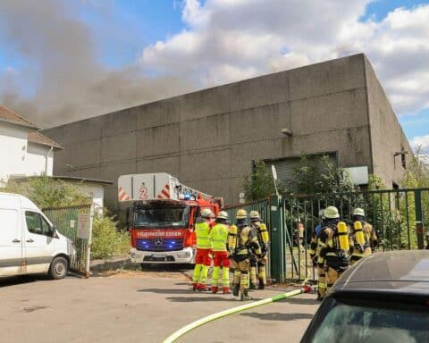 Feuer in leerstehender Lagerhalle in Essen-Altenessen-Süd, starke schwarze Rauchentwicklung; Feuerwehr im Einsatz.