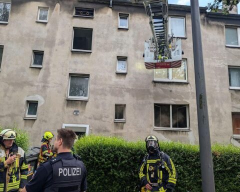Feuerwehr rettet eine Person aus einer brennenden, stark verrauchten Wohnung in Bochum; Einsatz mit Rauchmelder.