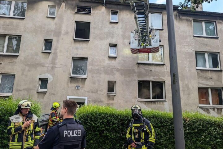 Feuerwehr rettet eine Person aus einer brennenden, stark verrauchten Wohnung in Bochum; Einsatz mit Rauchmelder.