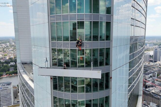 Feuerwehr Frankfurt rettet zwei Fassadenreiniger aus 240 Metern Höhe
