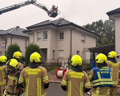 Feuerwehr im Einsatz: Dachstuhlbrand mit Flammen und starker Rauchentwicklung in der Herzogstraße (Archiv, Gronau).