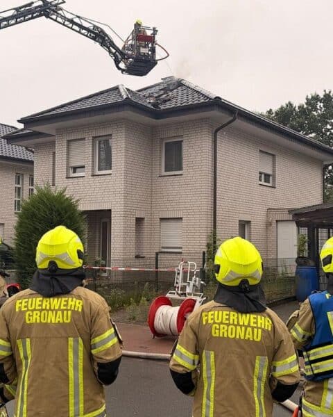 Feuerwehr im Einsatz: Dachstuhlbrand mit Flammen und starker Rauchentwicklung in der Herzogstraße (Archiv, Gronau).