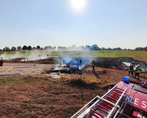 Feuerwehr löscht Flächenbrand an der NATO-Rampe in Grieth; rund 300 Quadratmeter Unrat und Gras.
