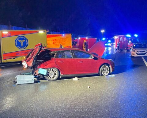 Feuerwehr im Einsatz nach Unfall auf der A2: Einsatzkräfte, Fahrzeuge, Unfallstelle und Blaulicht.