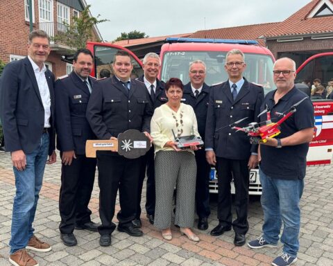 Feuerwehr Littel übergibt neuen MTW und Drohne: Bürgermeister und Einsatzkräfte bei Familienfest.