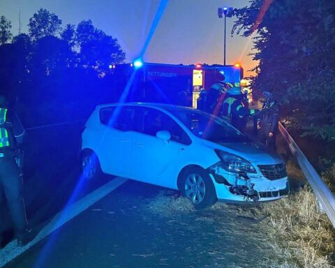 Feuerwehr sichert Unfallstelle auf der A57; Rettungsdienst versorgt fünf verletzte Insassen.