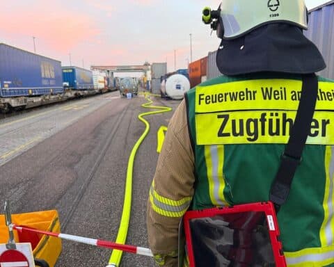 Feuerwehr im Einsatz am Umschlagbahnhof; Tankcontainer mit ausgetretenem Xylol, Gefahrbereich abgesperrt.