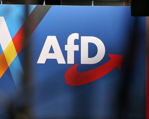 AfD-Wahlveranstaltung mit altem Feuerwehrauto, das politisch genutzt wird, sorgt für Kritik.