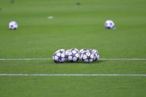 Fußbälle im Archiv, im Hintergrund Diskussion über FIFA-Investorenpläne und deren Ablehnung durch UEFA und Concacaf.