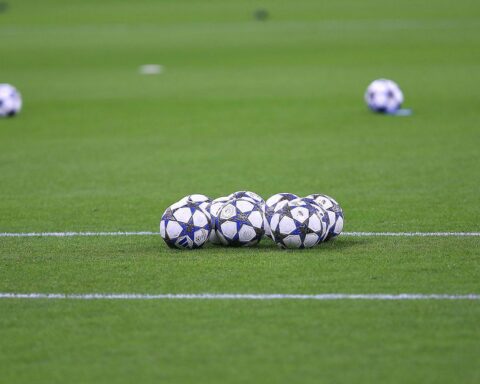 Fußbälle im Archiv, im Hintergrund Diskussion über FIFA-Investorenpläne und deren Ablehnung durch UEFA und Concacaf.