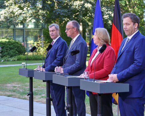 Pressekonferenz zur Einkommensteuerreform: Politiker diskutieren Steuerentlastungen und deren Auswirkungen auf Bürger.