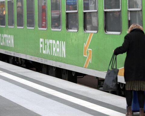 Flixtrain-Züge auf Schienen, mit Fokus auf zukünftige Entwicklungen und Wettbewerbsfähigkeit im Bahnmarkt.