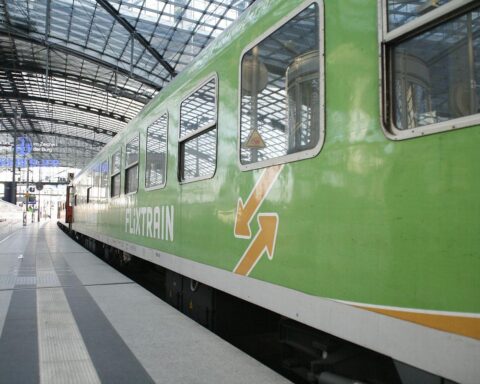 Flixtrain-Zug (Archiv) in München: Kritik an Italo, Ausbaupläne und Wettbewerb im deutschen Fernverkehr.