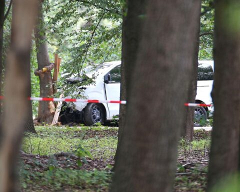 Polizeitgesperrter Tatort beim CSD: Nach Todesfahrt und Angriffen mit gemietetem Fahrzeug/Stichwaffe.