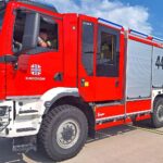 Kleinflugzeugabsturz in Ganderkesee: Feuerwehr sichert Unfallstelle neben zerstörtem Einfamilienhaus, Einsatzkran im Hintergrund.