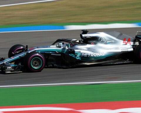 Formel-1-Auto von Mercedes, Kimi Antonelli auf Pole Position, spannende Qualifying-Szene in Silverstone.