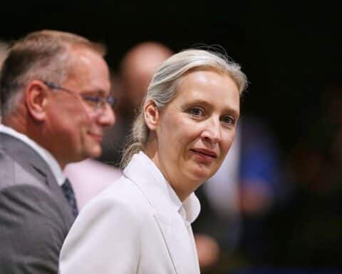 Tino Chrupalla und Alice Weidel im Archivfoto; AfD-Anteile und Umfragewerte im Parteienranking.
