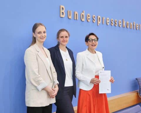 Einwanderer stehen vor bürokratischen Hürden, die ihren Verbleib in Deutschland erschweren.
